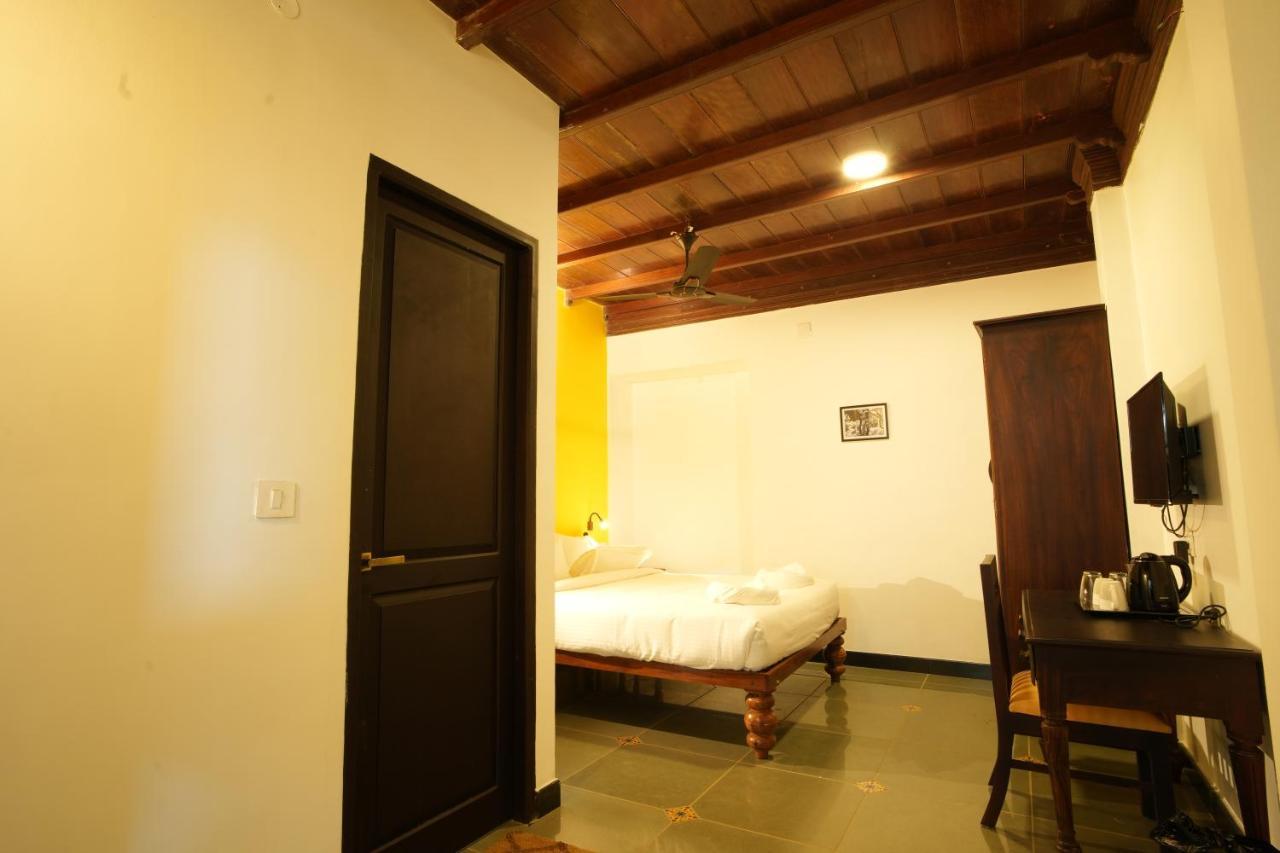 ホテル The Sunset Bay Fort Kochi エクステリア 写真
